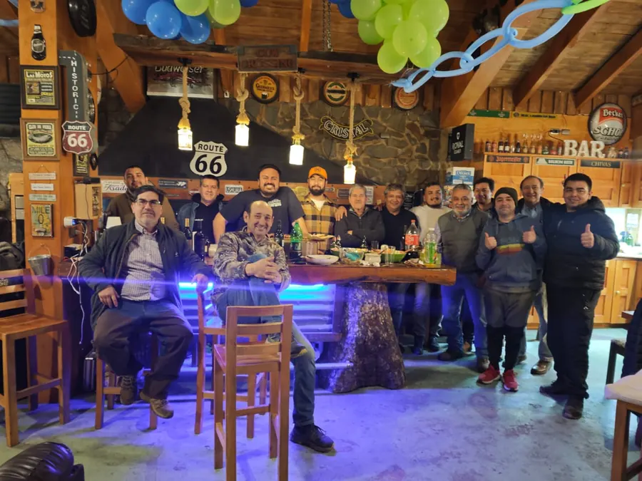 Socios del club reunidos en la barra de la casa del club durante la asamblea