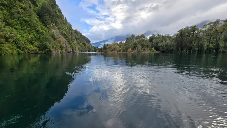Brazo de agua turquesa encajonado entre paredes de bosque