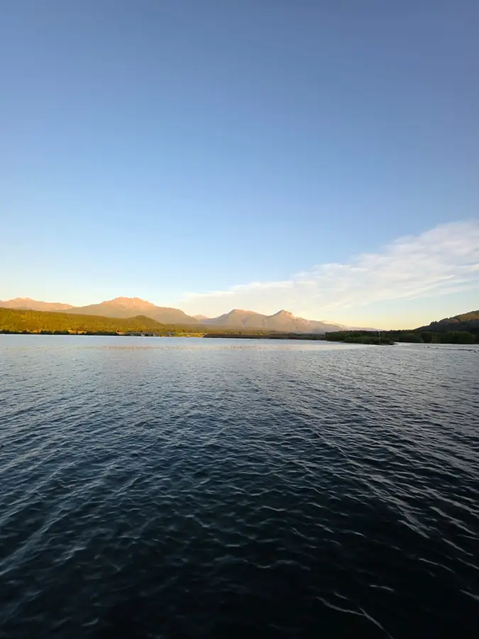 Atardecer sobre el lago con la cordillera recortada al fondo