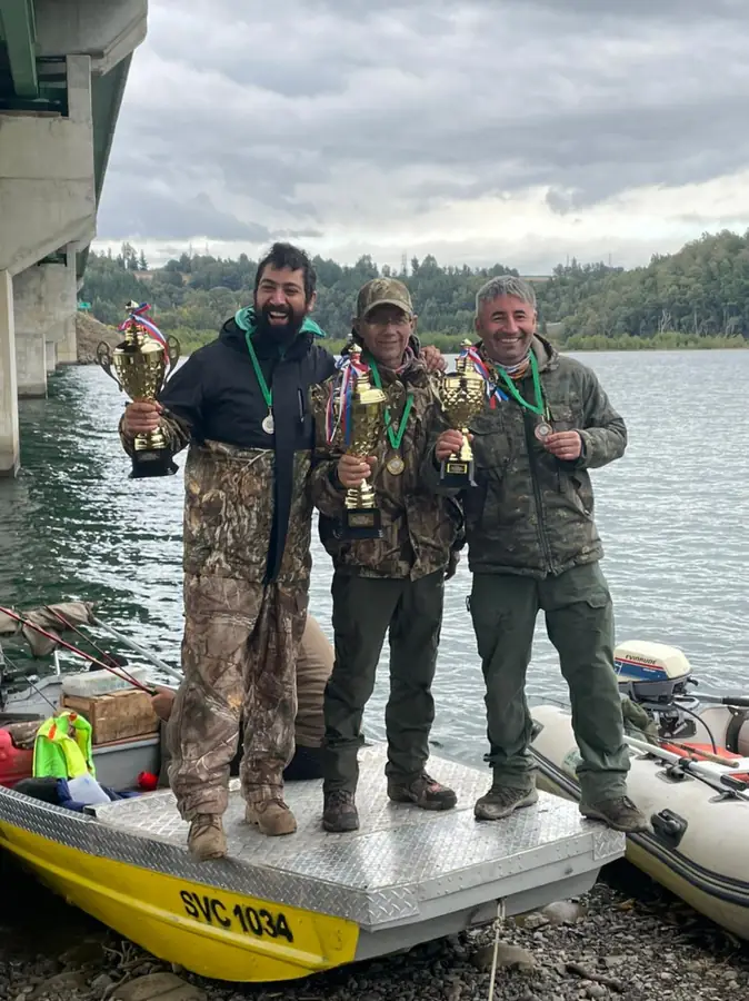 Tres socios del club con sus trofeos después del campeonato interno