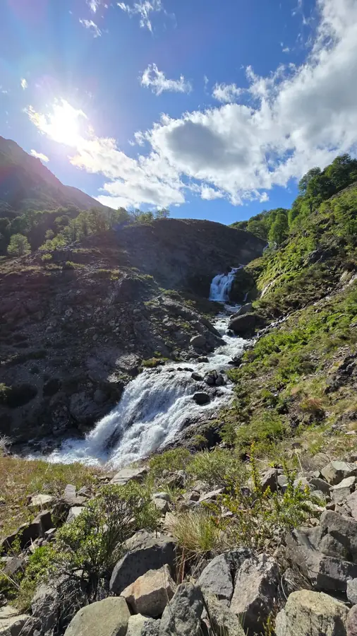 Salto de agua bajando por la quebrada entre rocas