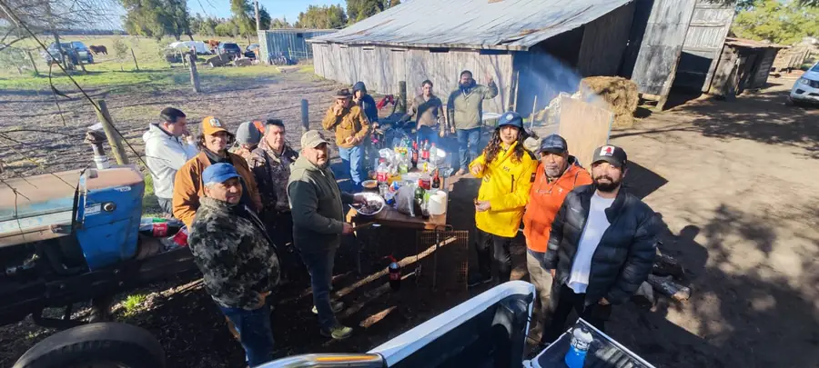 Socios del club reunidos alrededor del asado en la jornada de aniversario