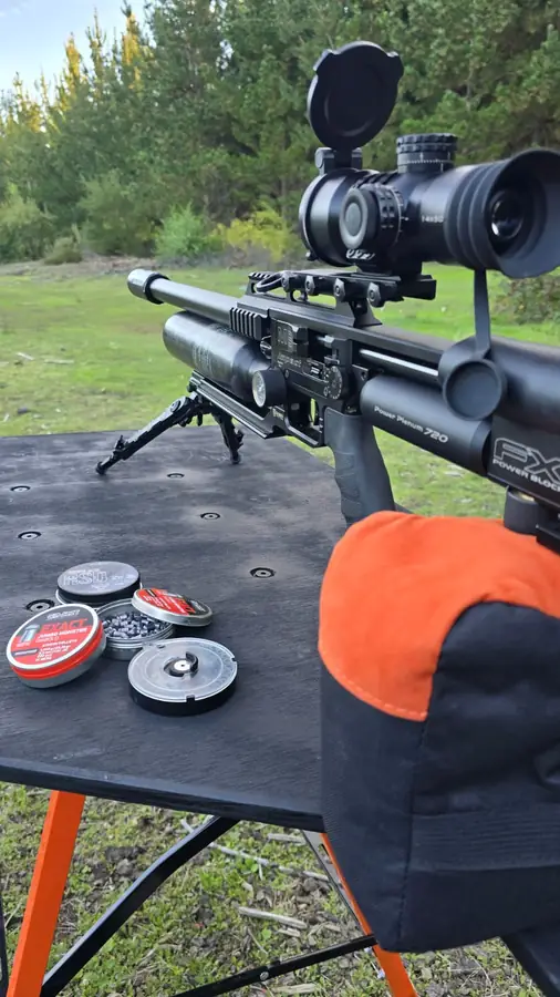Rifle de aire comprimido montado sobre la mesa de calibración