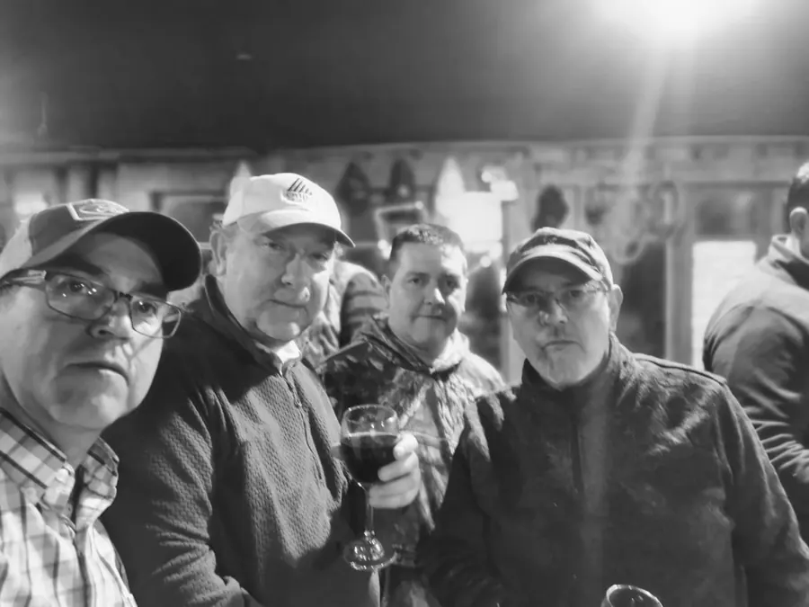 Socios del club brindando en la casa del club, fotografía en blanco y negro