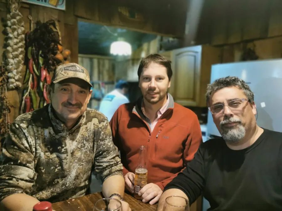 Tres socios del club en la mesa durante la asamblea anual